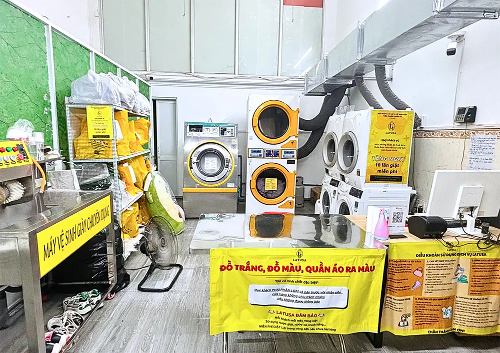 Máy giặt tại cửa hàng giặt sấy Latusa