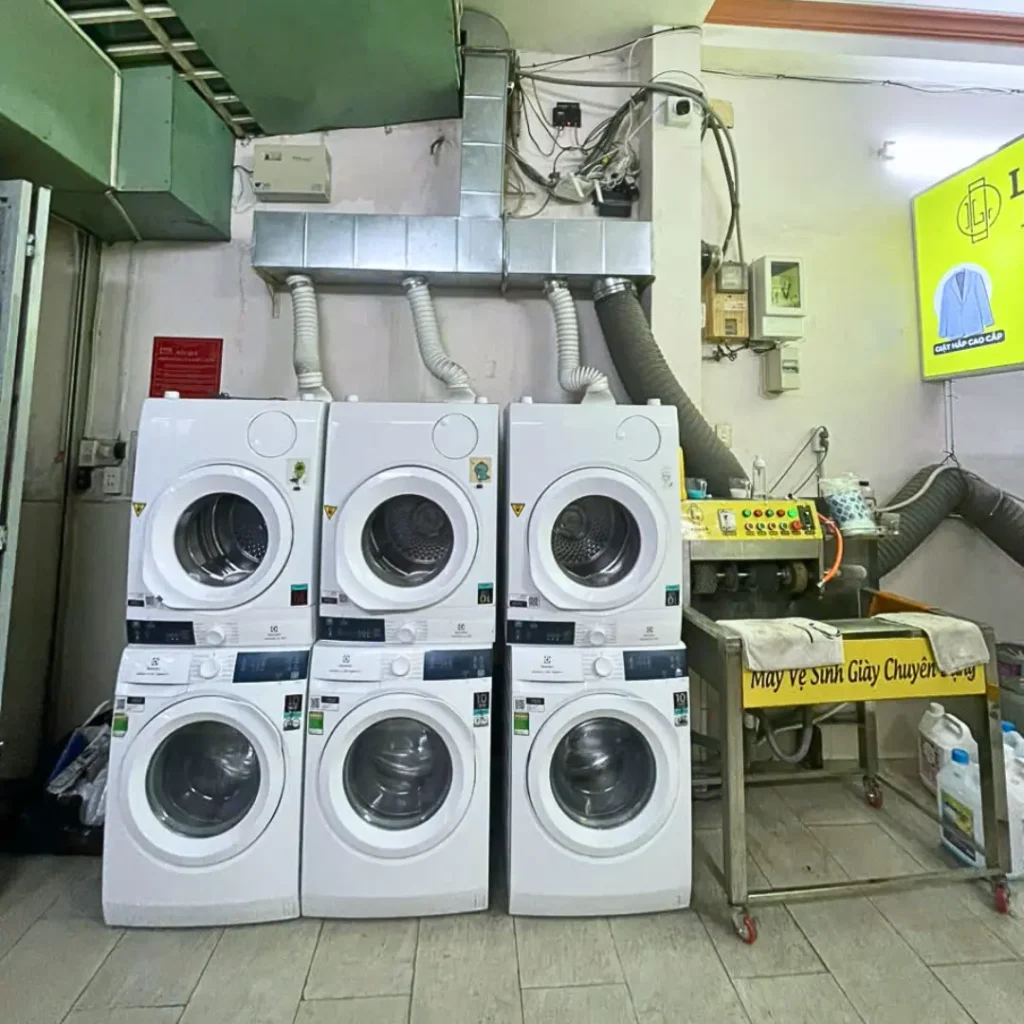 Máy giặt tại cửa hàng giặt sấy Latusa