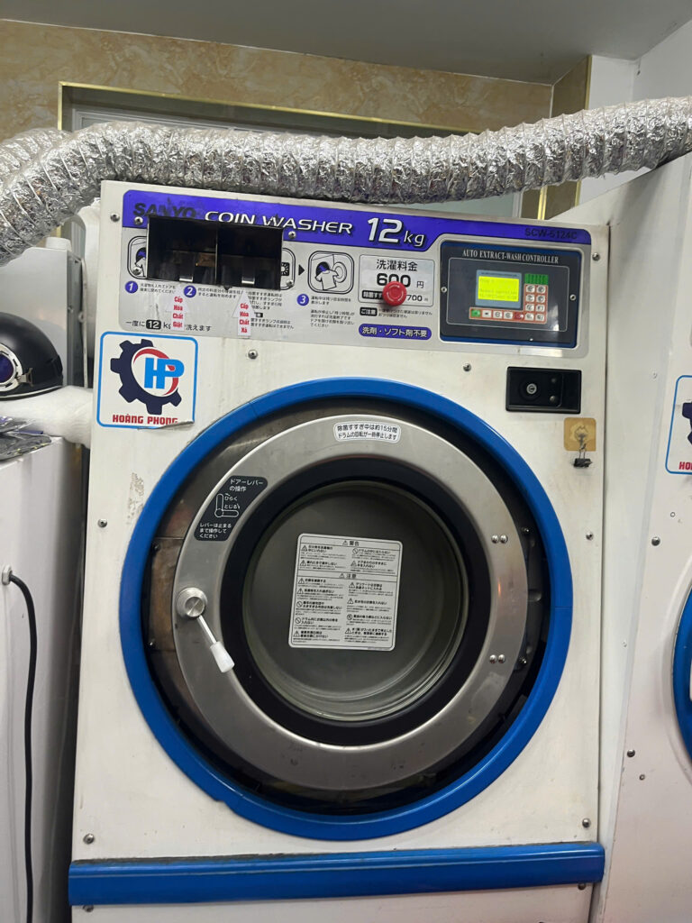 Máy giặt tại cửa hàng giặt sấy Áo Mây
