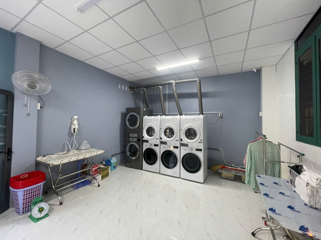 Bên trong cửa hàng Giặt sấy Áo Mây
