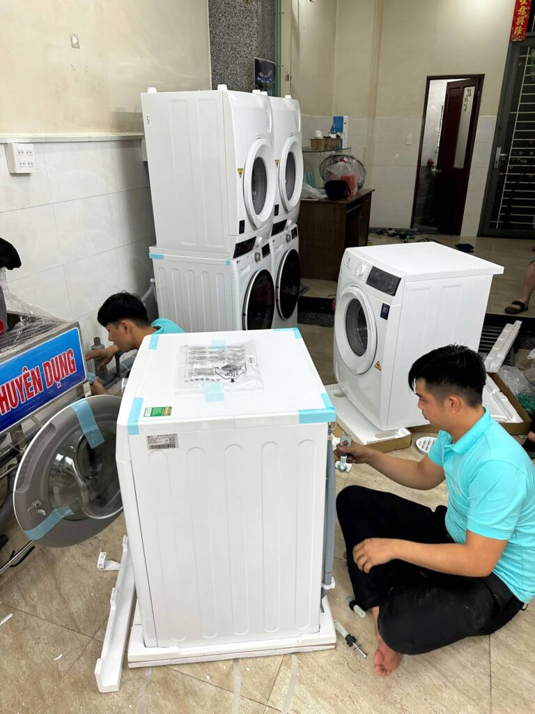 Nhân viên lắp ráp máy lạnh tại cửa hàng Nhượng quyền giặt sấy Áo Mây