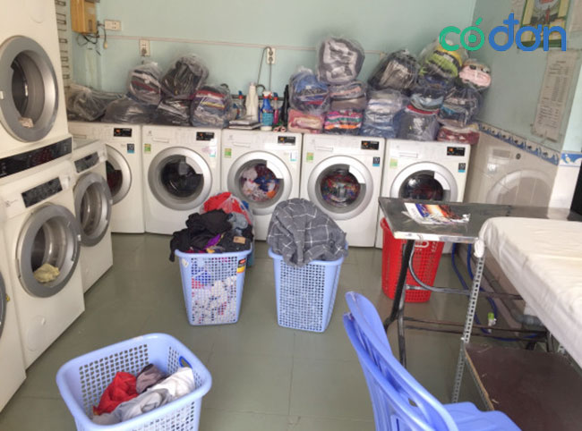 Đồ bị ùn ứ số lượng lớn và tiệm không có kệ để đặt đồ sạch đã đóng gói