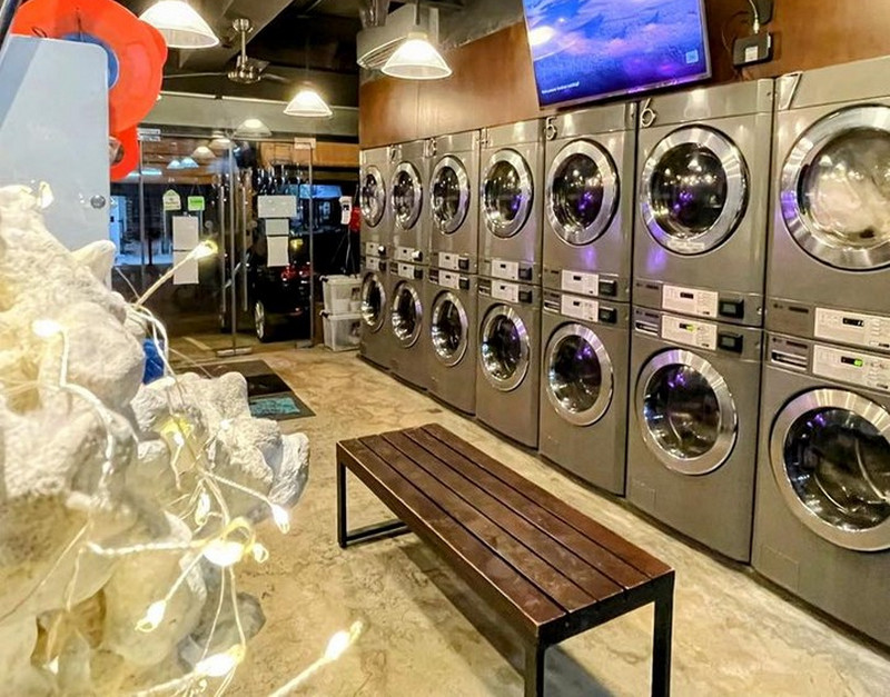 Thiết kế tiệm giặt ủi phong cách vintage sử dụng chất liệu gỗ