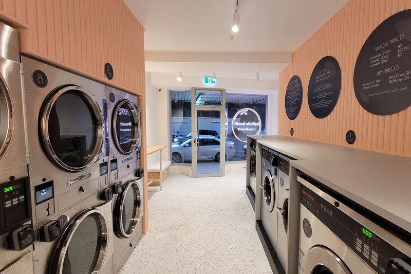 Ốp tường giả gỗ giúp không gian tiệm thêm ấm áp