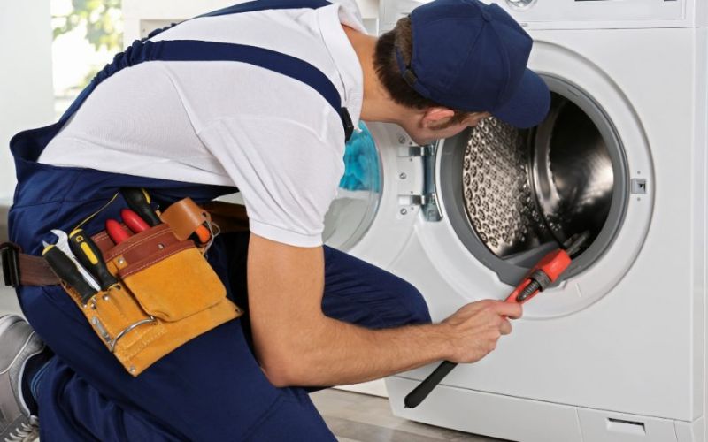 Máy giặt cần bảo trì khi xuất hiện rò rỉ nước