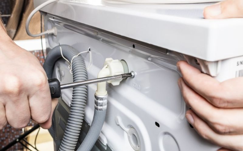 Kiểm tra van nạp nước phía sau máy