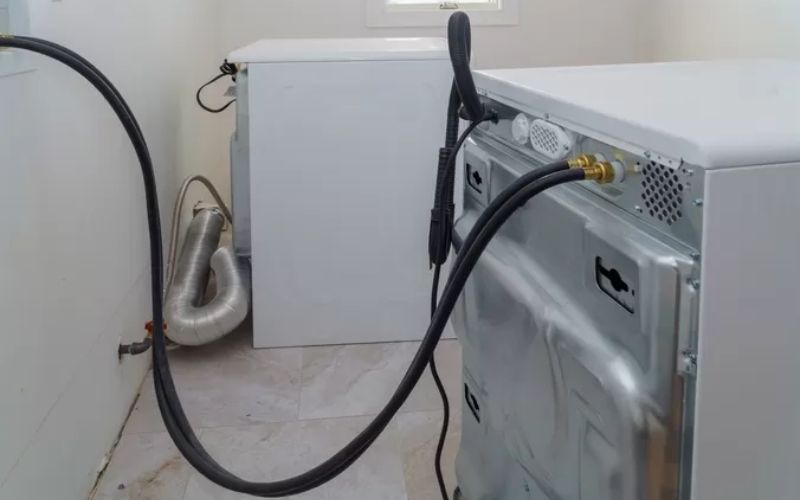 Kiểm tra hệ thống ống dẫn trên thiết bị để phát hiện rò rỉ