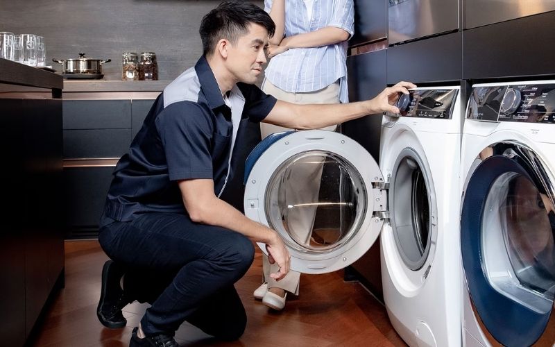 Thuê kỹ thuật viên bảo trì chuyên nghiệp để kiểm tra máy móc trong tiệm giặt ủi
