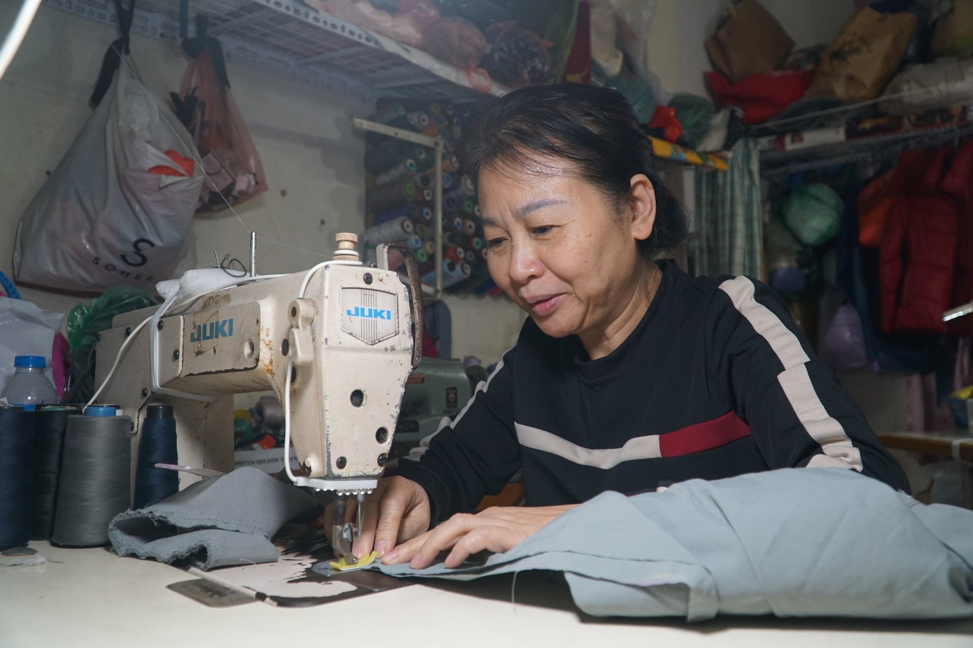 Phụ nữ trên 50 tuổi có tay nghề may mặc rất thích hợp với công việc này